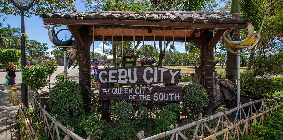 Cebu City-bord met het historische Fort San Pedro op de achtergrond in Cebu, Filipijnen.