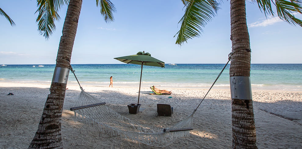 Toeristen ontspannen op het zandstrand van Port Barton in Palawan, Filipijnen.