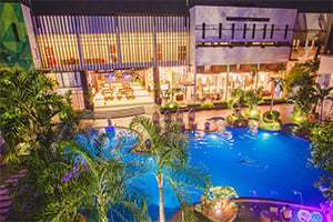 Het zwembad in de avond bij het Aziza Paradise Hotel in Puerto Princesa, Palawan