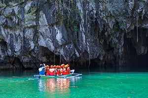 Toeristen in een boot op weg naar de Underground River in Puerto Princesa, palawan