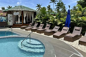 Het zwembad met ligbedden bij het Oasis Port Barton op Palawan