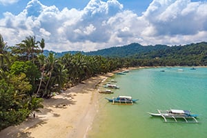 Luchtfoto van het strand bij Port Barton, Palawan