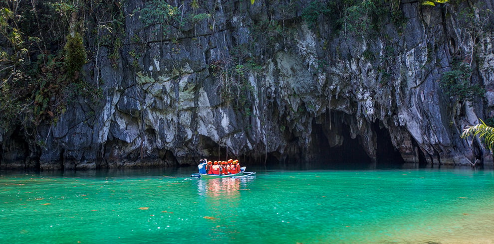 Toeristen in een boot op weg naar de Underground River in Puerto Princesa, Palawan