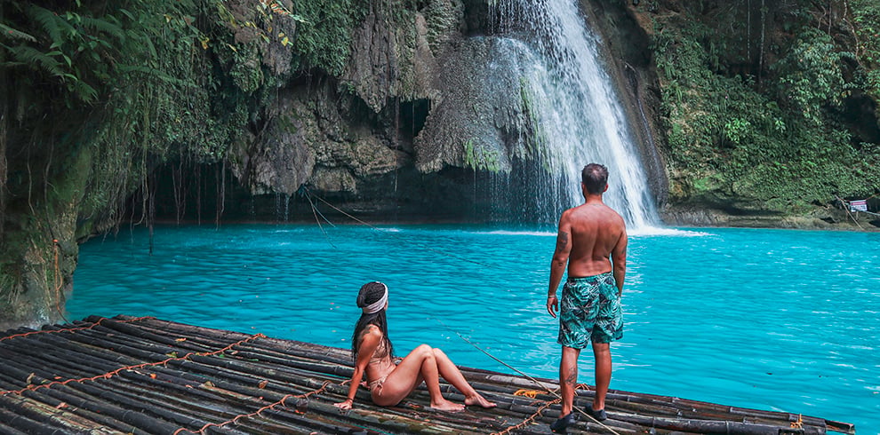 Toeristen bij de Kawasan Falls in Cebu, Filipijnen