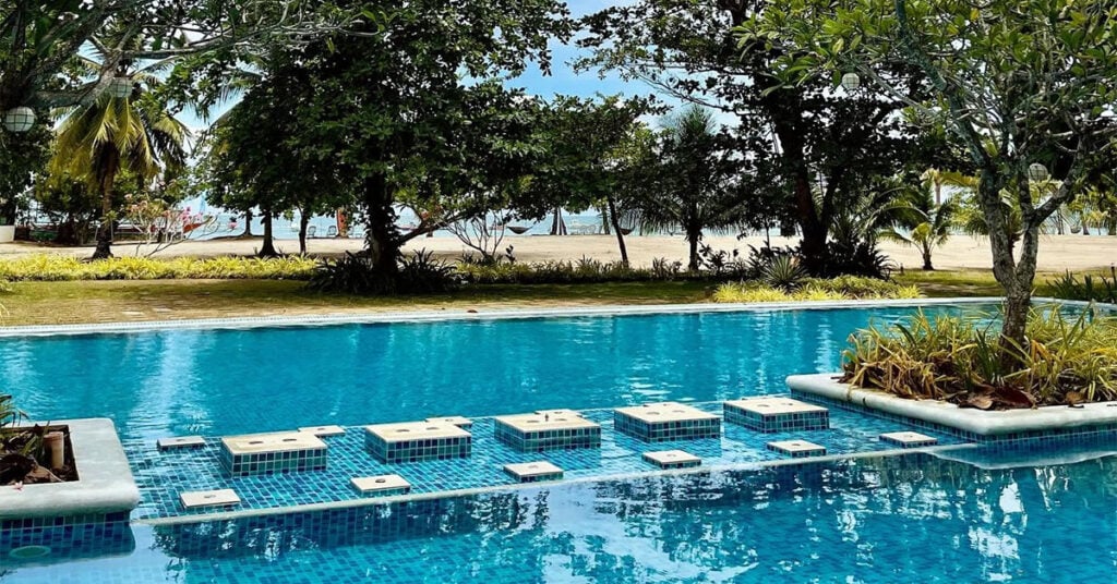 Zwembad van Solina Beach and Nature Resort aan het strand van Panay, Filipijnen.