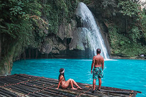 Toeristen bij de Kawasan Falls in Cebu, Filipijnen