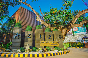 De ingang naar het Aziza Paradise Hotel in Puerto Princesa, Palawan