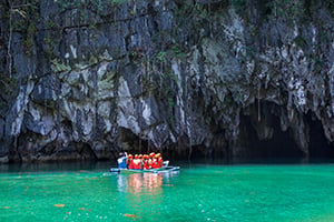 Een groep toeristen vaart naar de ingang van de Underground River in Puerto Princesa, Palawan
