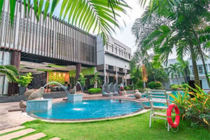 Het zwembad van het Aziza Paradise Hotel in Puerto Princesa, Palawan