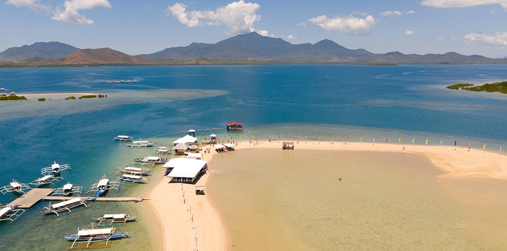 Panoramisch uitzicht op Luli Island in Honda Bay, een tropisch eiland met witte zandstranden en helderblauw water op Palawan.
