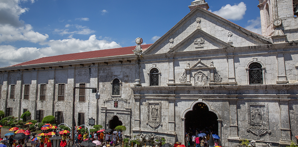 Bezoekers verzamelen zich bij de historische Basilica del Santo Niño in Cebu City, Filipijnen.