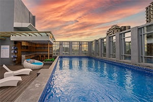 Het zwembad met ligbedden bij het Bayfront Hotel Cebu - Capitol Site