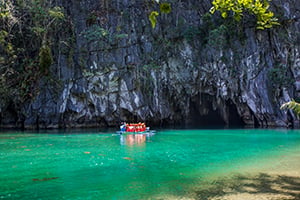Een groep toeristen varen naar de Tabon Cave in Puerto Princesa op Palawan.
