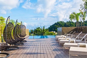 Het terras met zwembad bij het Cuna Hotel in El Nido, Palawan