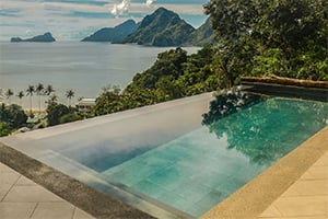 Rooftopzwembad van het Cuna Hotel in El Nido met panoramisch uitzicht over de stad en de omliggende kalkstenen rotsformaties.