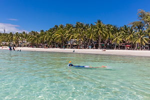 Snorkelaar in het heldere turquoise water voor de kust van Boracay.