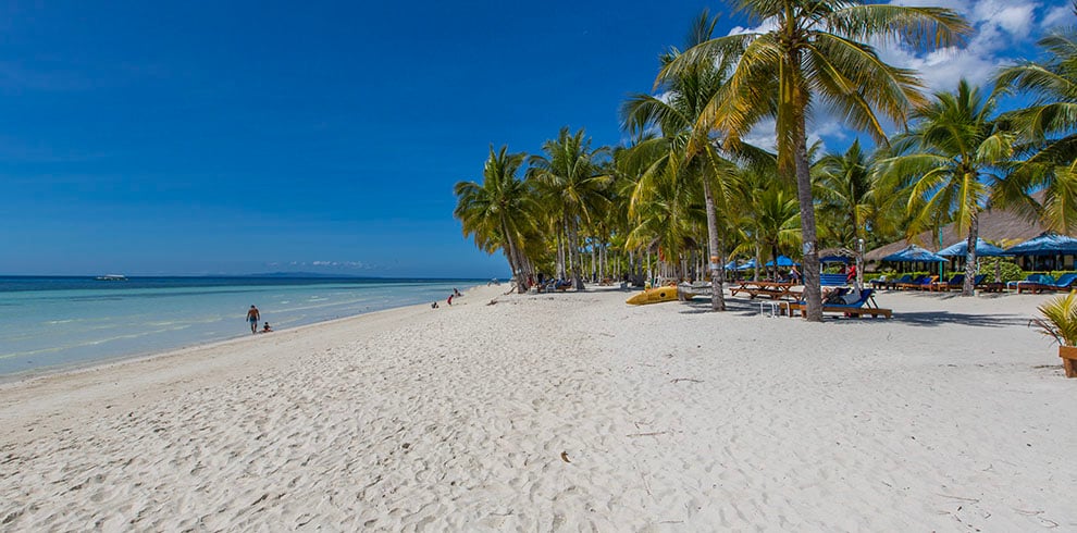 White Beach op Bohol met wit zand, palmbomen en turquoise water
