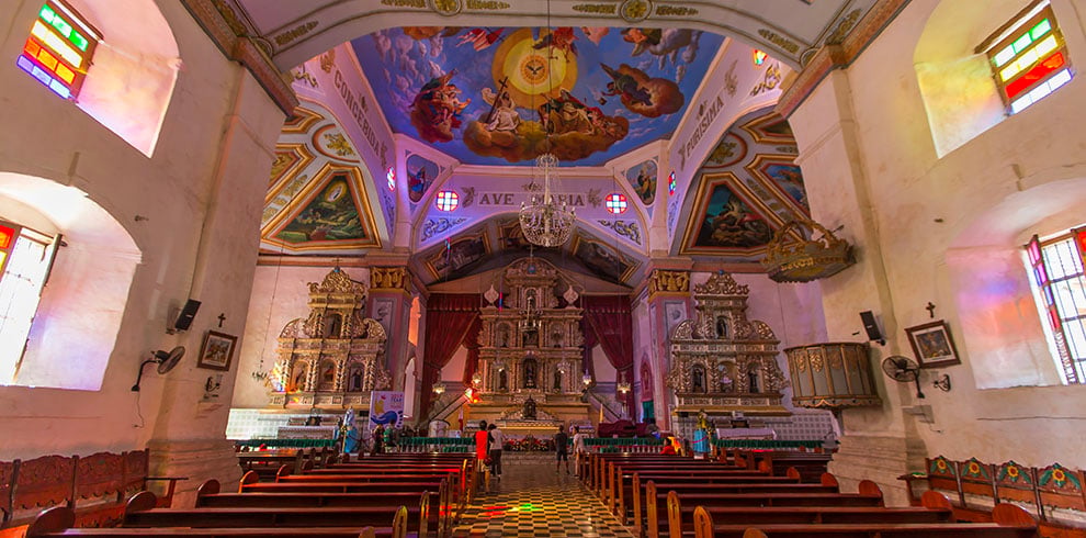 Interieur van de Baclayon Church op Bohol met historische altaren en religieuze kunstwerken