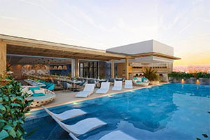 Het zwembad en restaurant bij het Bayfront Hotel Cebu - Capitol Site.