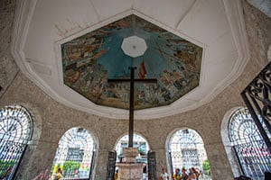 Het historische Magellan's Cross in Cebu City, een houten kruis onder een achthoekig paviljoen en een belangrijke religieuze en culturele bezienswaardigheid in de Filipijnen.