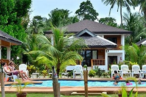 Het zwembad bij het White Villas Resort op Siquijor