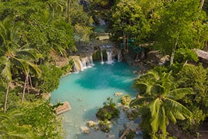 De Cambugahay Falls op Siquijor, Filipijnen