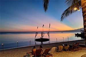 Zonsondergang bij het White Villas Resort op Siquijor, Filipijnen