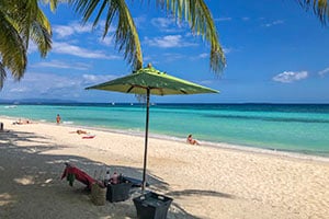 Uitzicht op White Beach op Bohol, een van de mooiste stranden van Panglao
