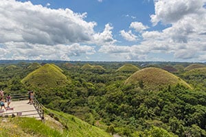 De wereldberoemde Chocolate Hills op Bohol met honderden groene tot bruine heuvels in een uitgestrekt landschap