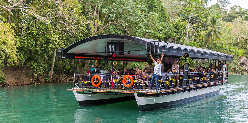 Toeristen tijdens de Loboc River Cruise in Bohol, Filipijnen