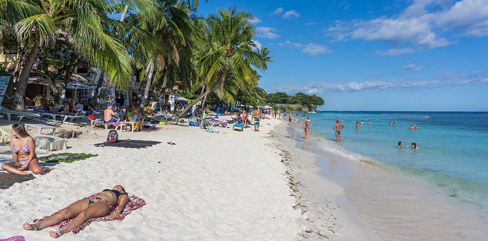 Toeristen relaxen op Alona Beach, Bohol