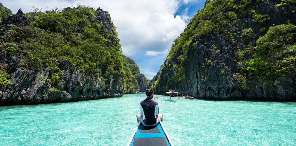 Toerist op een boot in El Nido, Palawan