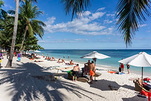 Toeristen op Alona Beach in Bohol, Filipijnen