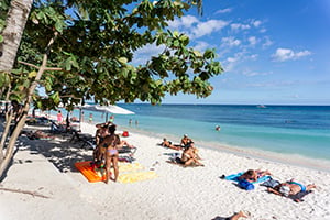 Toeristen op Alona Beach in Bohol, Filipijnen