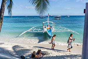 Toeristen op Alona Beach in Bohol, Filipijnen