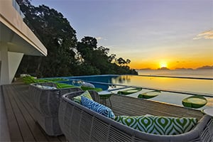 De zonsondergang bij het zwembad van het Lime Resort in El Nido, Palawan