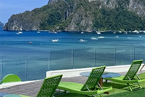 Het terras met ligbedden bij het Lime Resort in El Nido, Palawan