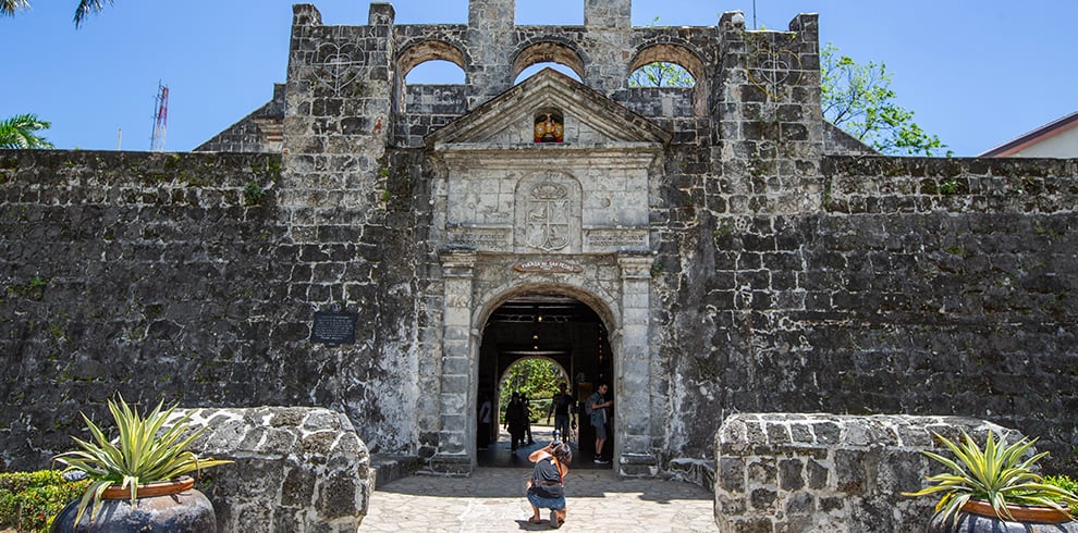 Toerist maakt foto's bij Fort San Pedro in Cebu, Filipijnen