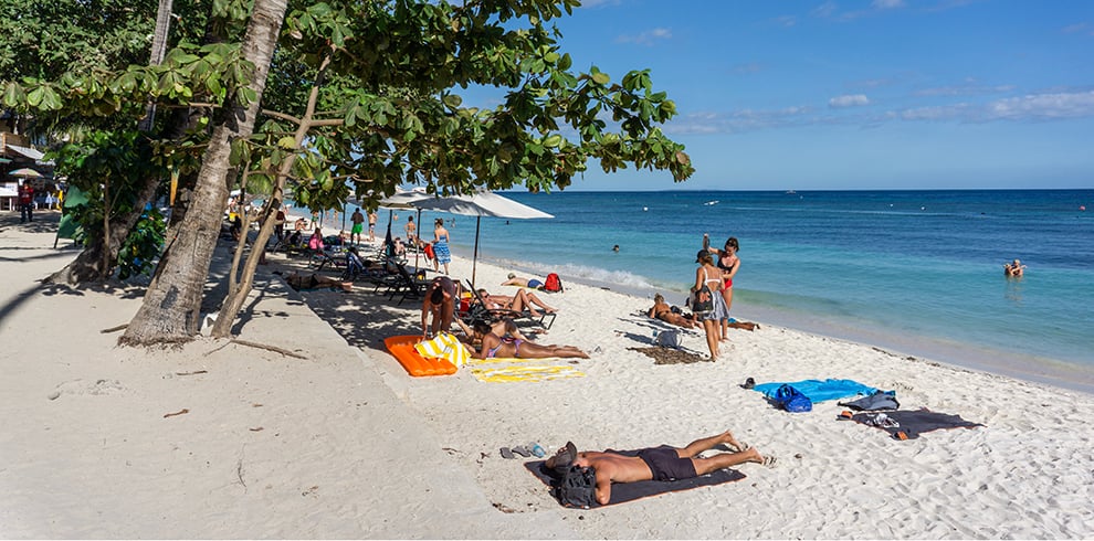 Toeristen op het strand van Alona op Bohol, Filipijnen
