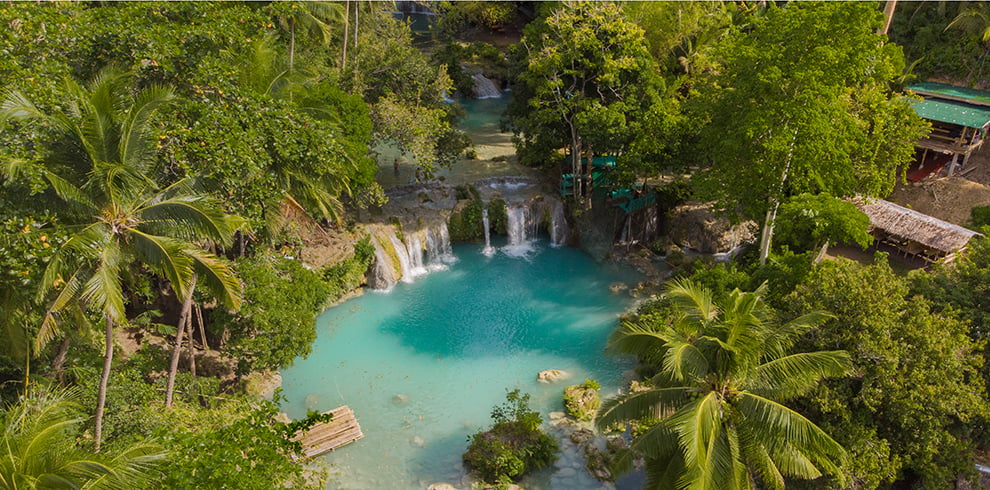 Luchtfoto van de Cambugahay waterval op Siquijor, Filipijnen