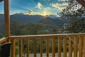 Uitzicht vanuit de Sagada Blue Mountain Cabins in Sagada, Noord-Luzon