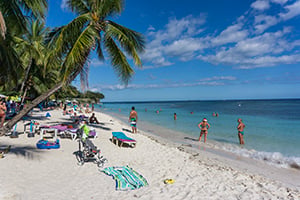 Toeristen op Alona Beach op Bohol, Filipijnen