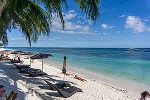 Toeristen op Alona Beach op Bohol, Filipijnen