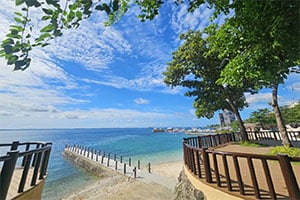 Het uitzicht op de zee bij het Savoy Hotel Mactan Cebu.