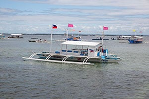 Traditionele Filipijnse bangka op het helderblauwe water voor de kust van Mactan Island.