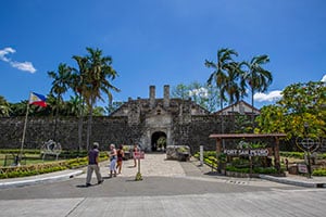 Het historische Fort San Pedro in Cebu City, het oudste Spaanse fort van de Filipijnen, omringd door groene tuinen en eeuwenoude vestingmuren.