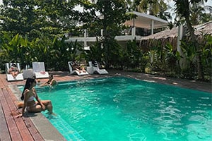 Toeristen bij het zwembad van het Bahandi Hotel in Siargao.