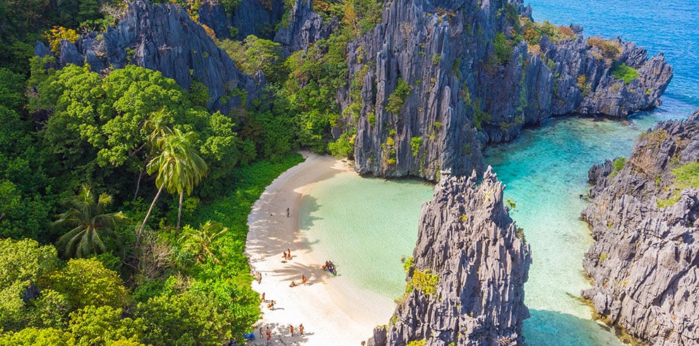 Luchtfoto van Hidden Beach op Matinloc Island in El Nido, Palawan, Filipijnen, omringd door tropische natuur.