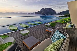 Het zwembad met uitzicht bij het Lime Resort in El Nido, Palawan