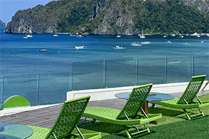 Ligbedden op het terras van het Lime Resort in El Nido, Palawan